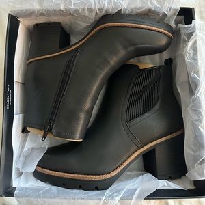 Naturalizer Madalynn Gore boots in black. Women’s size 9, wide fitted